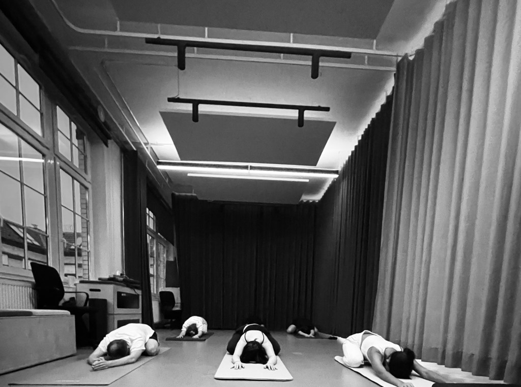 Business Yoga in Berlin Offer your employees business yoga classes in the office or online to strengthen the team spirit and increase overall satisfaction and wellbeing.